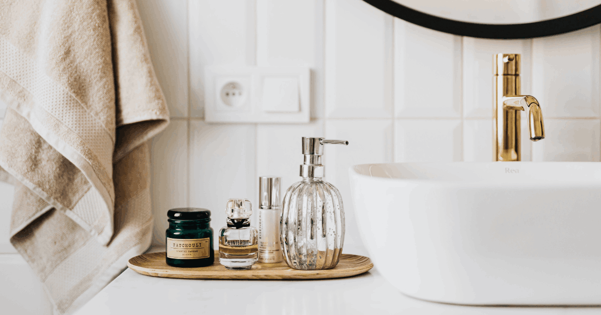 Baño pequeño moderno, lavabo con tonos dorados