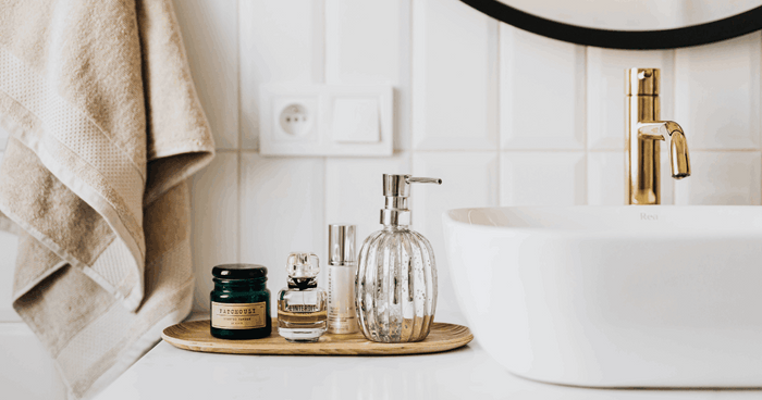 Baño pequeño moderno, lavabo con tonos dorados