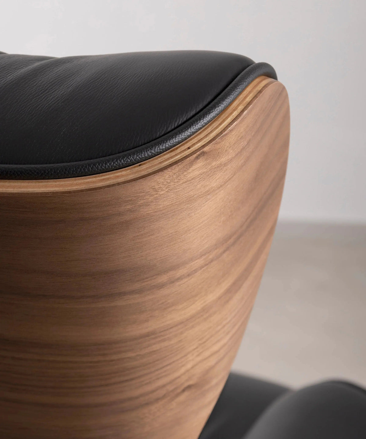46580671218001 Sillón en Madera Tapizado en Piel Italiana con Reposapiés Sillones tapizados Northdeco