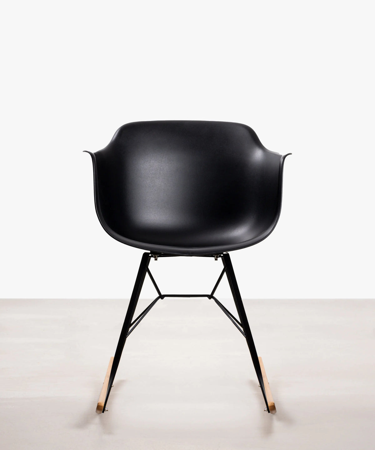 46933496955217 Silla Balancín Elon Arms Sillas de Plástico Northdeco