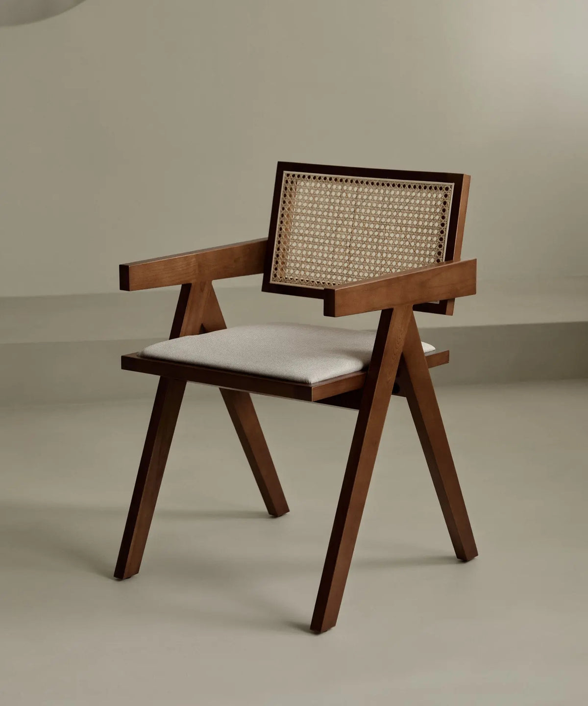 47041483899217 Silla de Comedor en Madera Tapizada con Reposabrazos Pauline Arms Sillas de madera Northdeco