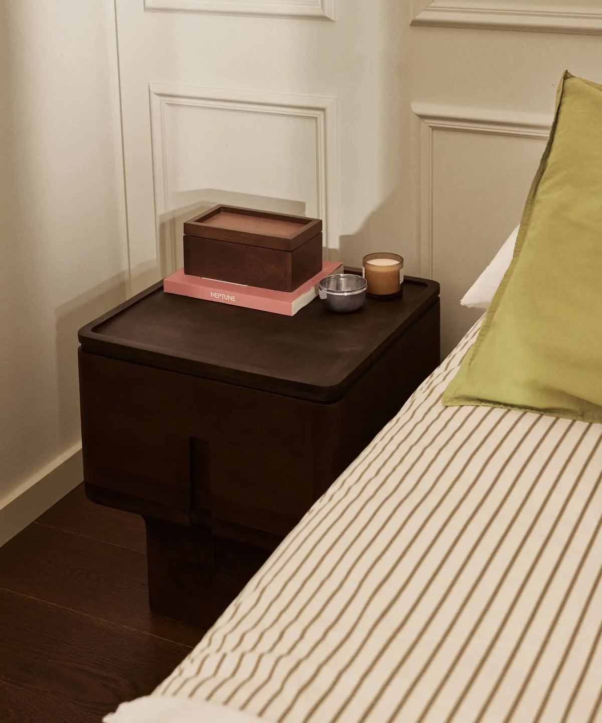 56755153207682 Mesita de Noche en Madera de Mango Viko Mesas de Madera Northdeco
