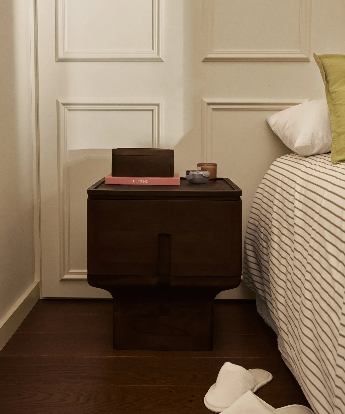 56755153207682 Mesita de Noche en Madera de Mango Viko Mesas de Madera Northdeco