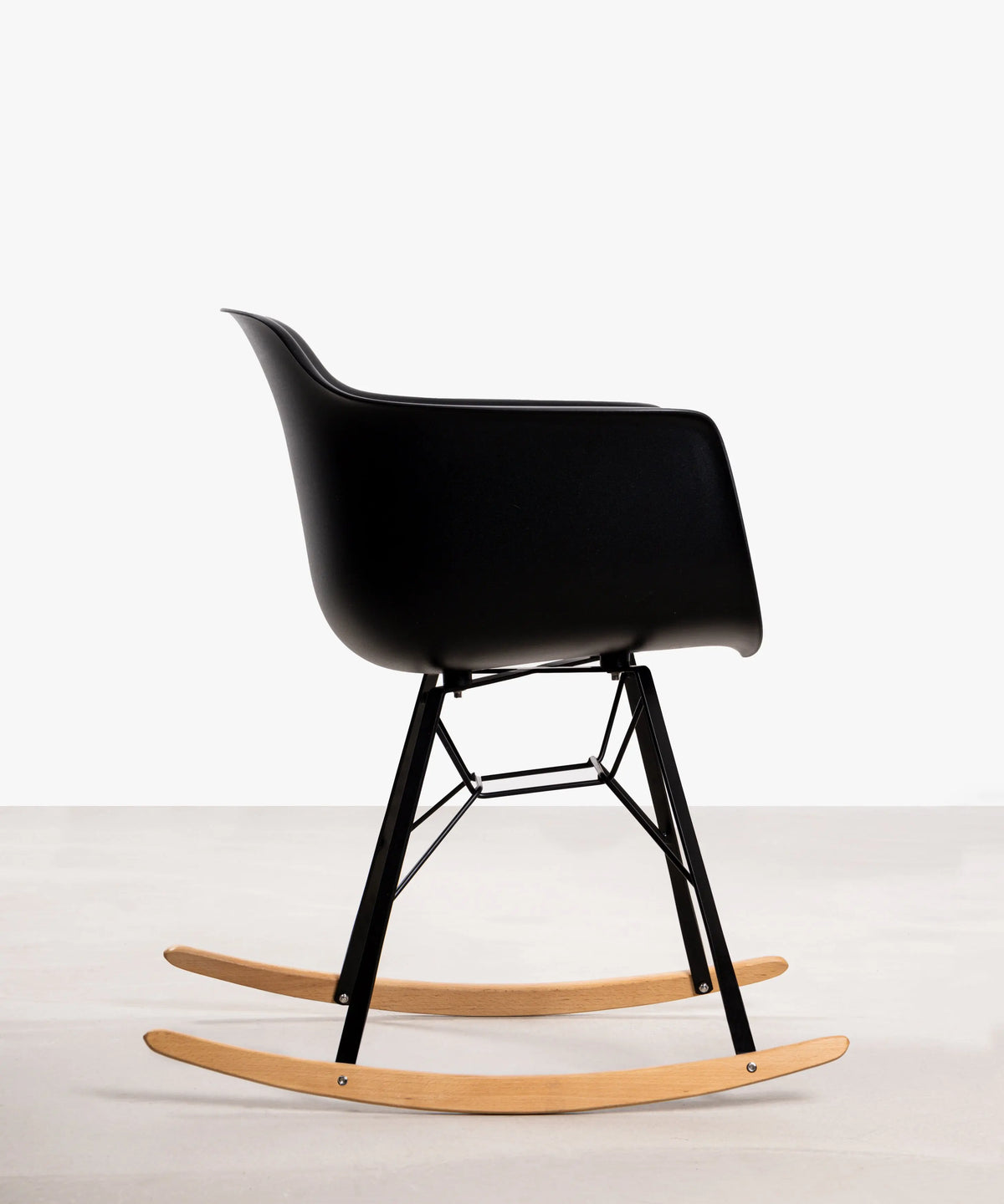 46933496955217 Silla Balancín Elon Arms Sillas de Plástico Northdeco