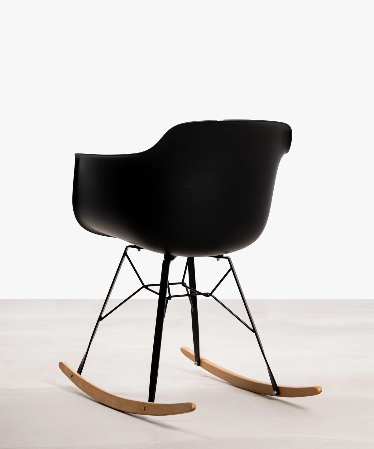 46933496955217 Silla Balancín Elon Arms Sillas de Plástico Northdeco