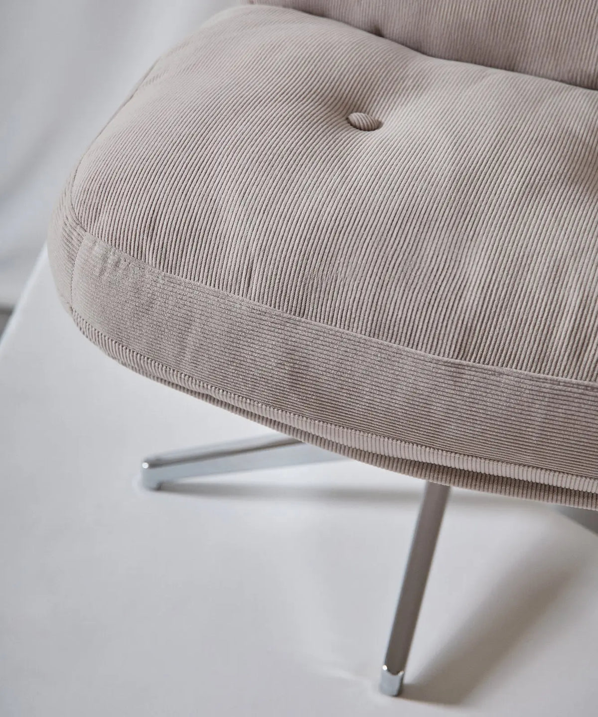 54941935796610 Sillón Orbit Sillones tapizados Northdeco
