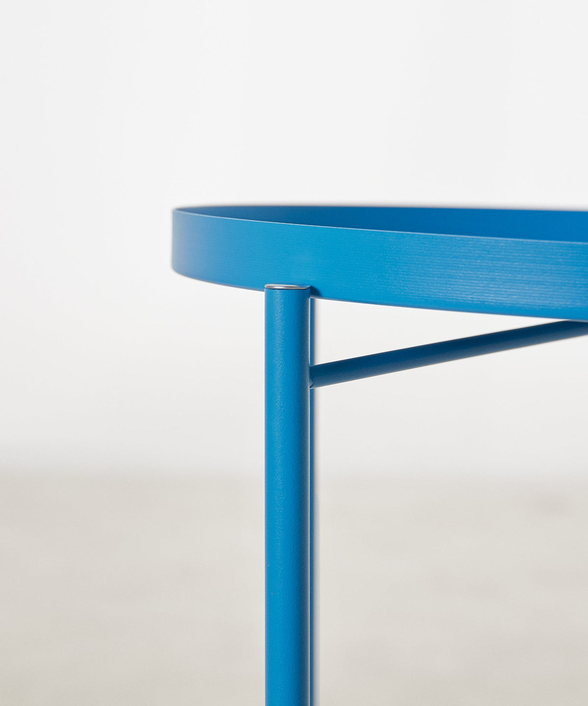 55139065692546 Mesa auxiliar metálica de colores Noko Mesas Auxiliares Northdeco