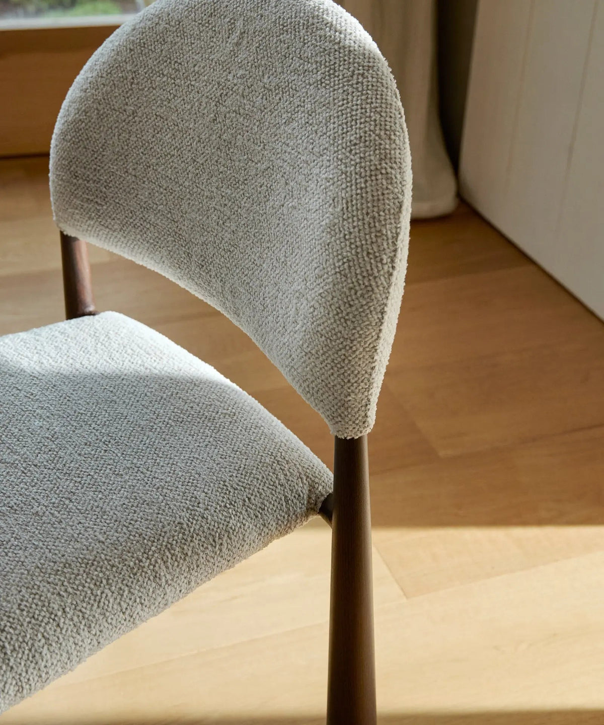 55651919233410 Silla de Comedor en Madera Tapizada Dafne Sillas tapizadas Northdeco