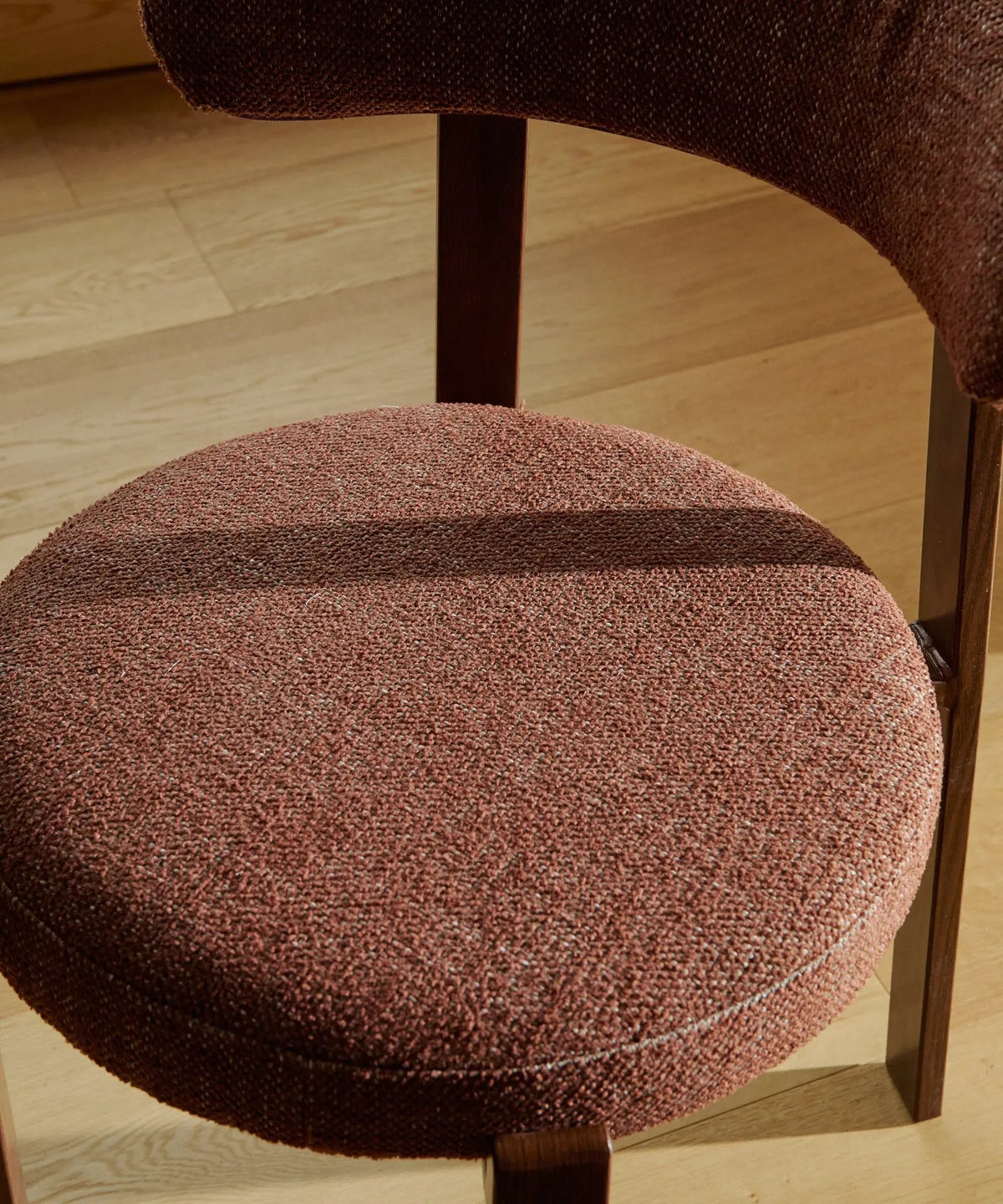 55629071581570 Silla de Comedor Tapizada y en Metal efecto Madera Aura Sillas tapizadas Northdeco