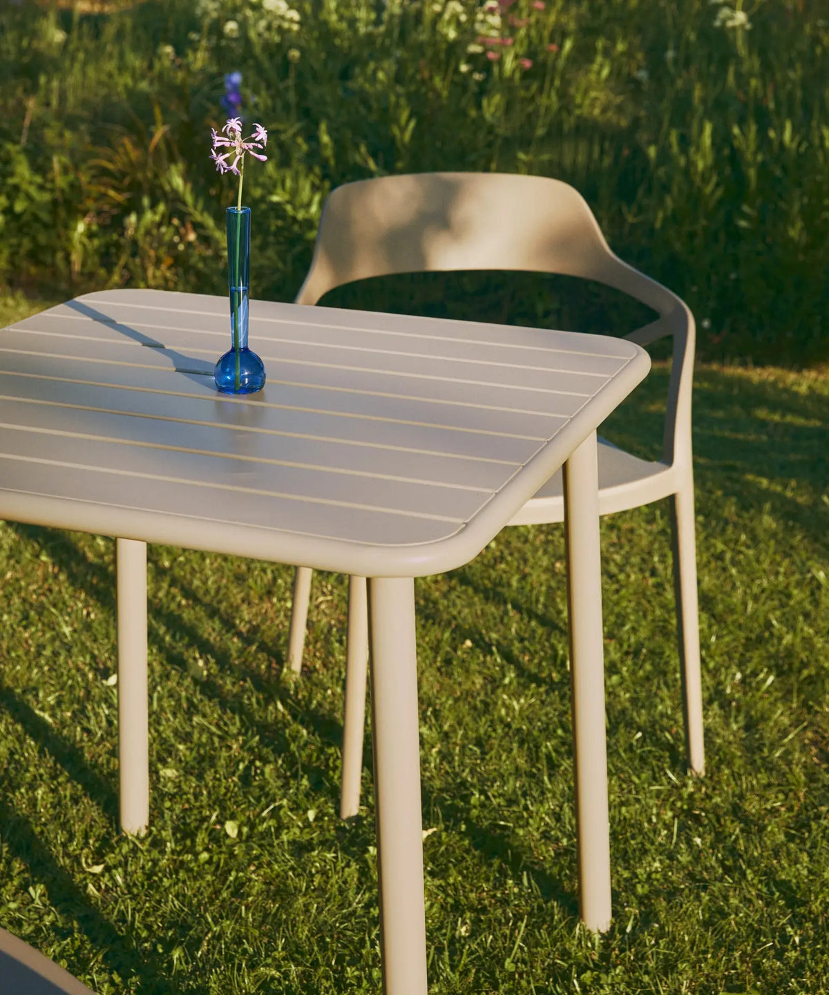 55102314480002 Mesa exterior de metal cuadrada Brisa (70x70 cm) Mesas Northdeco
