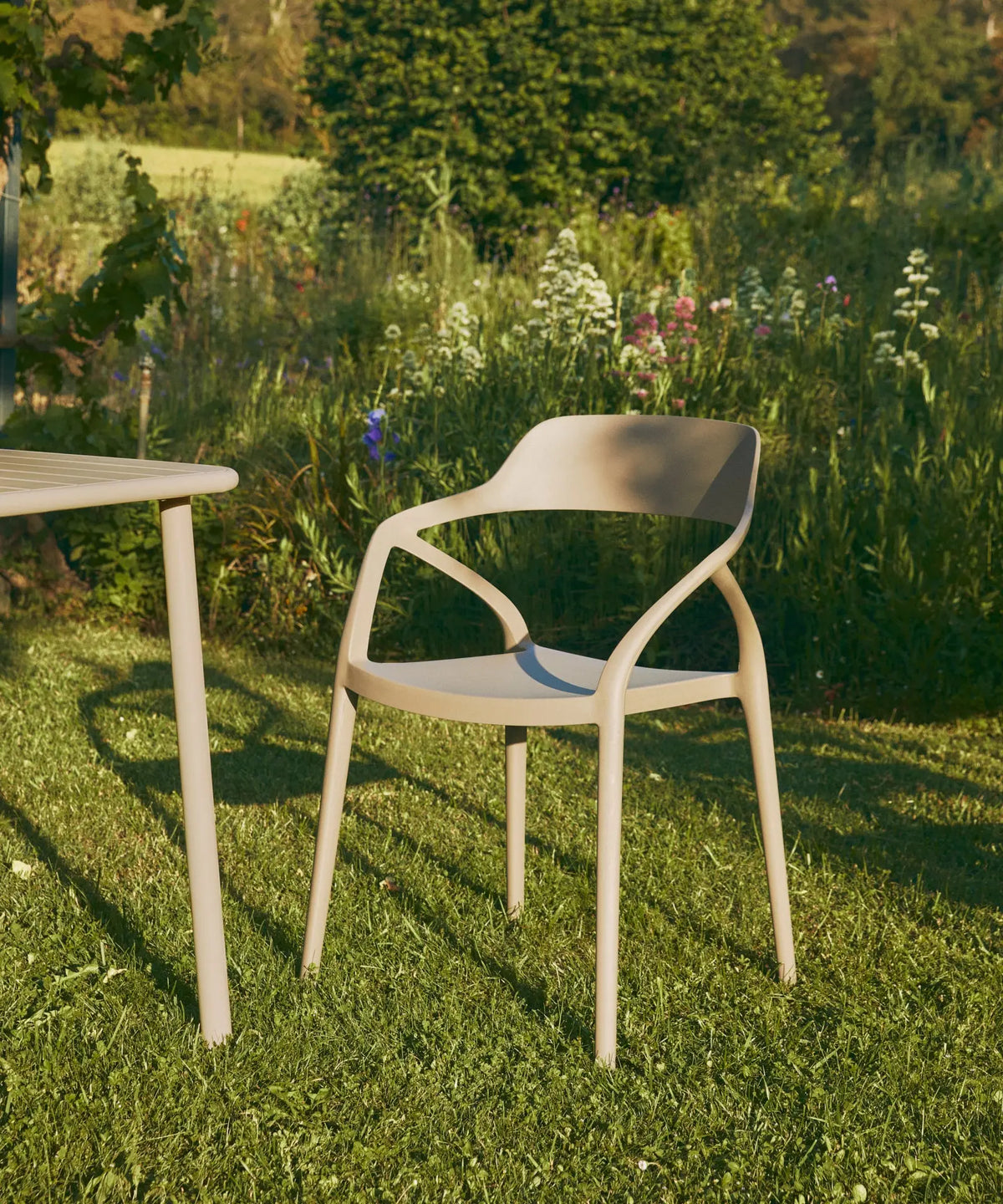 46933627863377 Silla de Polipropileno con Reposabrazos Grace Sillas de Plástico Northdeco
