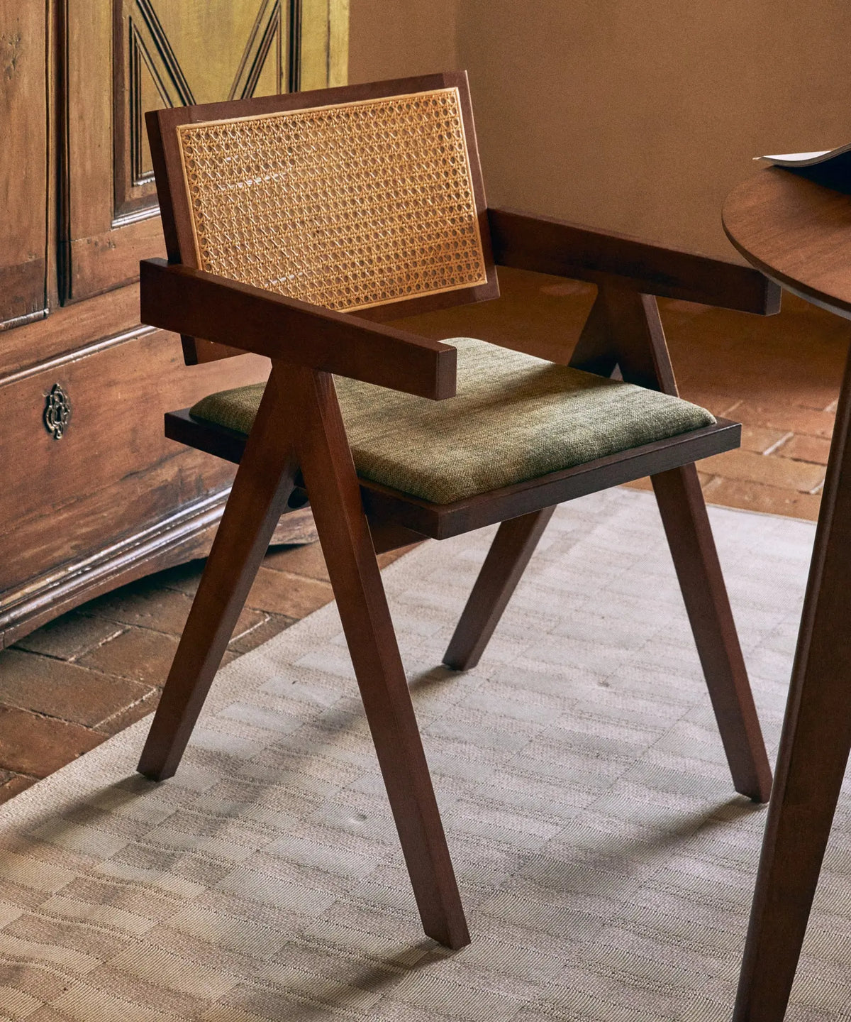 55158803005826 Silla de Comedor en Madera Tapizada con Reposabrazos Pauline Arms Sillas de madera Northdeco