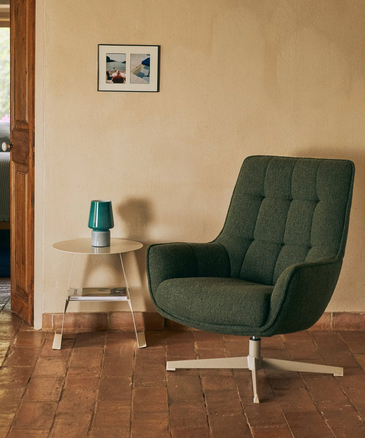 55201055965570 Sillón giratorio de tejido suave Alvar Sillones tapizados Northdeco