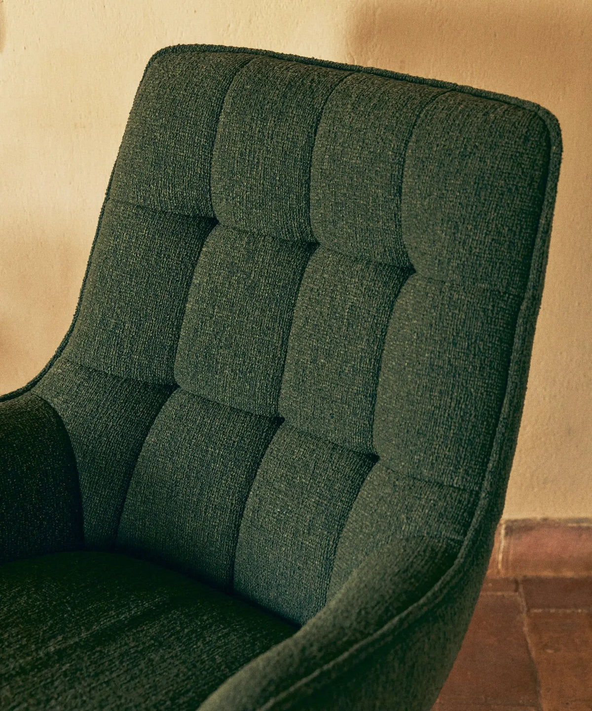 55201055965570 Sillón giratorio de tejido suave Alvar Sillones tapizados Northdeco
