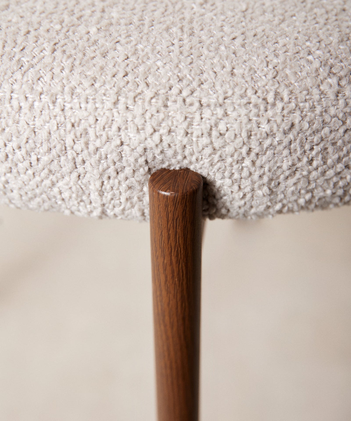 55629169885570 Silla de Comedor en Tela y Metal Alexia - EDICIÓN MADERA Sillas tapizadas Northdeco