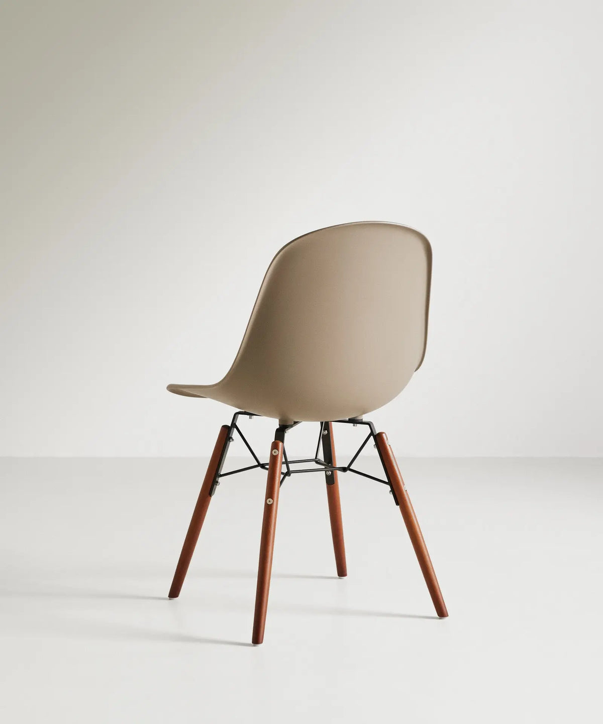 42016701546675 Silla de Polipropileno y Madera Elon Sillas de Plástico Northdeco