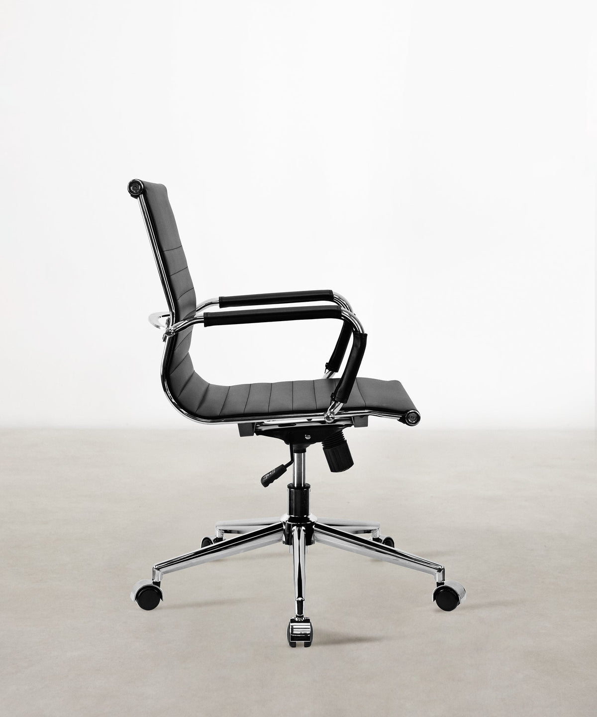 55959093084546 Silla de Oficina en Piel Italiana Low Back Larsen Sillas de Oficina Northdeco