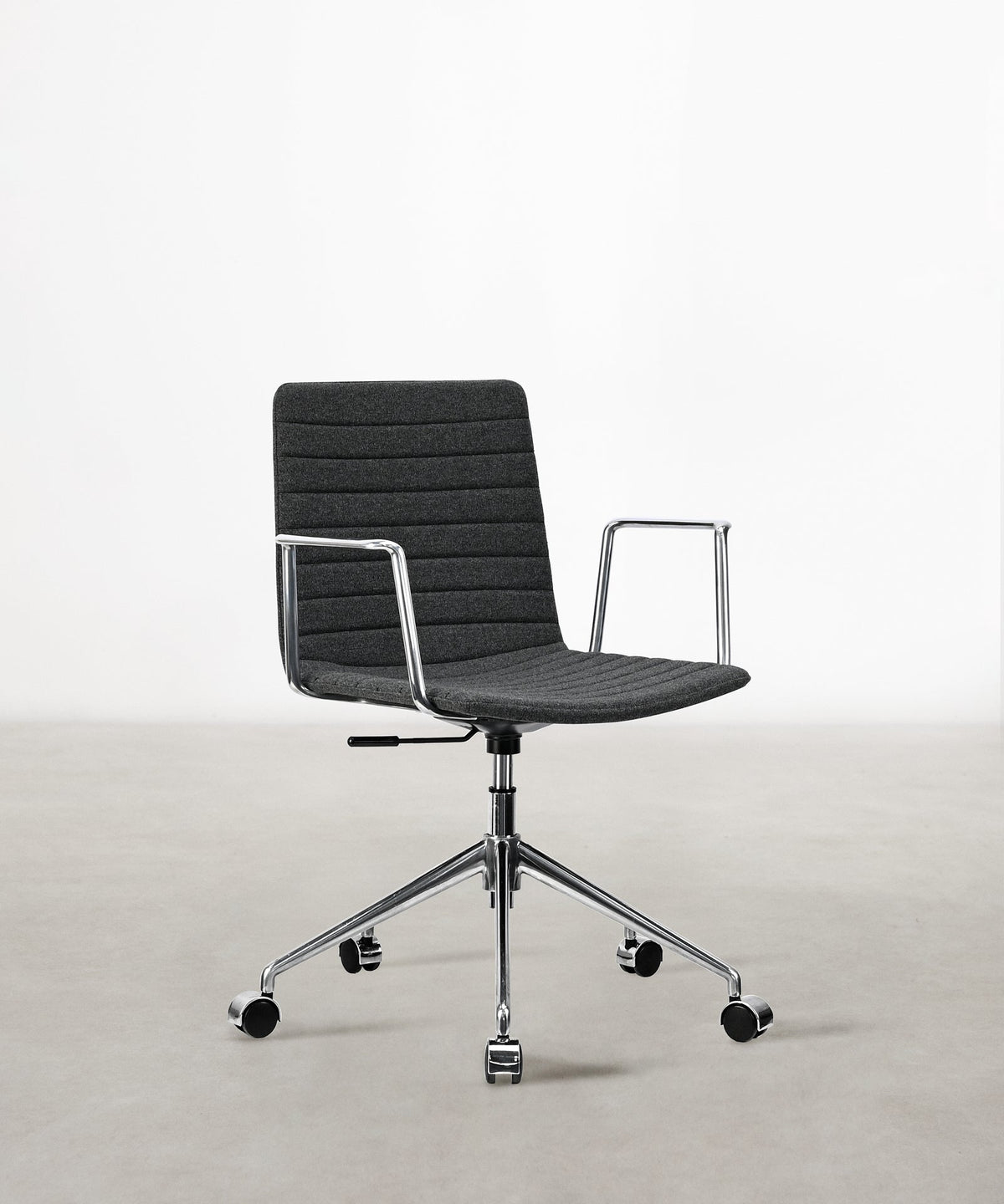 55919763325314 Silla de Escritorio Tapizada y Ajustable Jamie - Black Edition Sillas de Oficina Northdeco Gris Grafito
