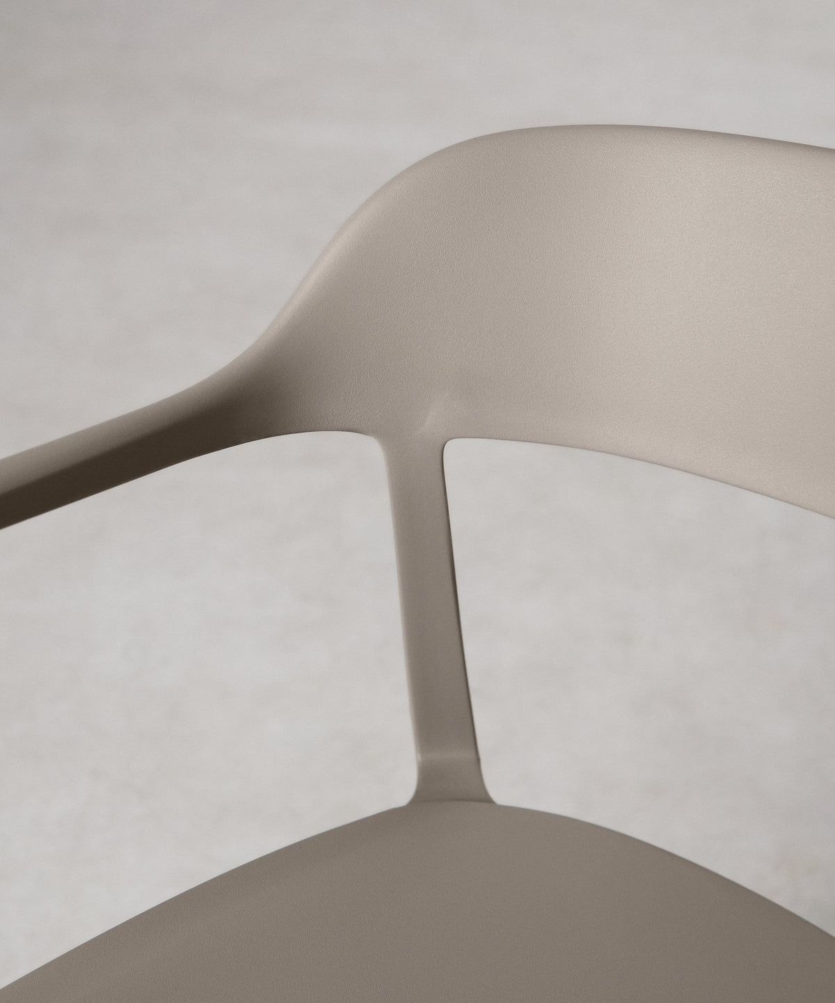 56456419803522 Silla de Polipropileno con Reposabrazos Naomi Sillas de Plástico Northdeco