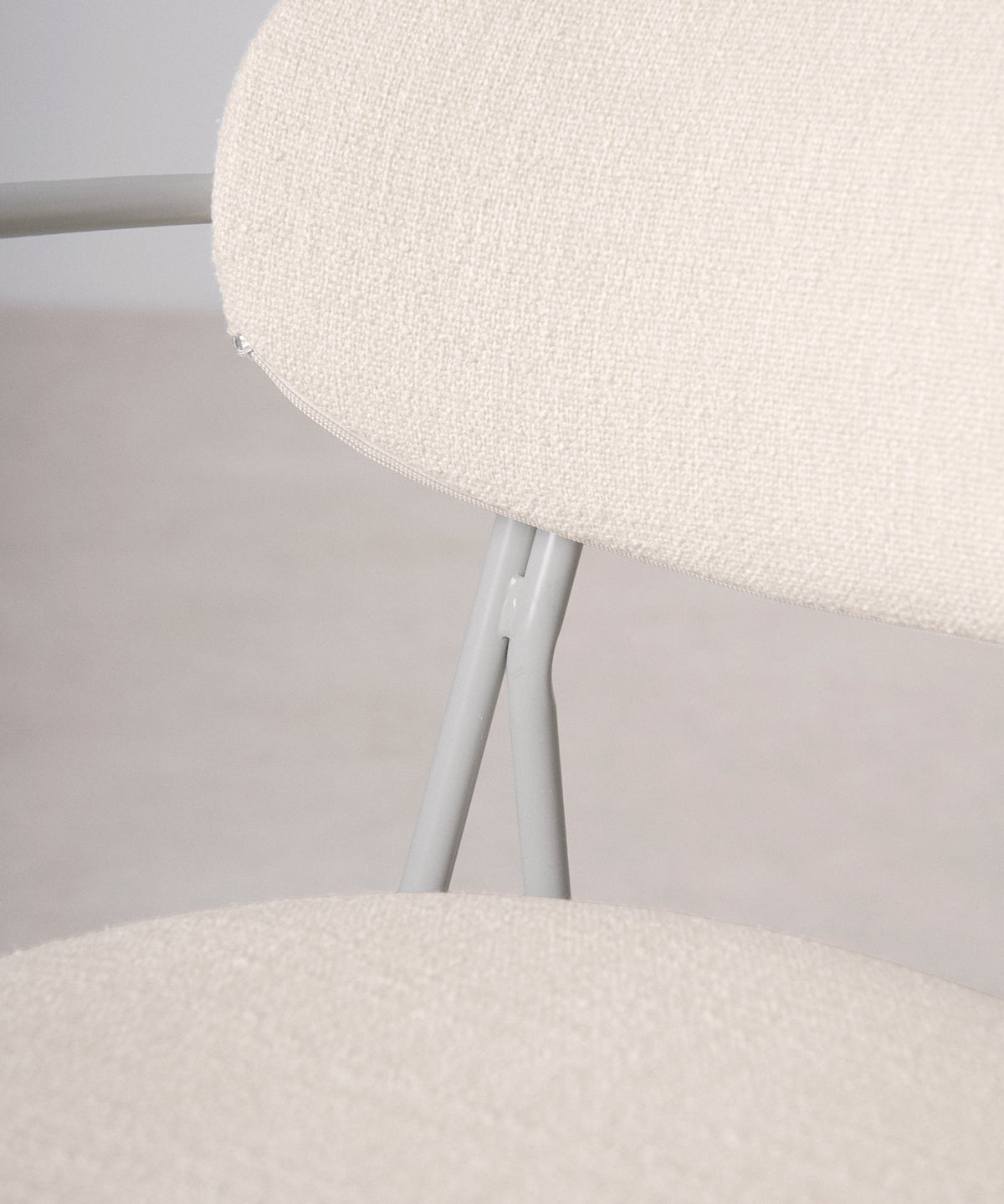 56625826627970 Silla de Comedor de Tela y metal con Reposabrazos Mortiz Arms Sillas tapizadas Northdeco
