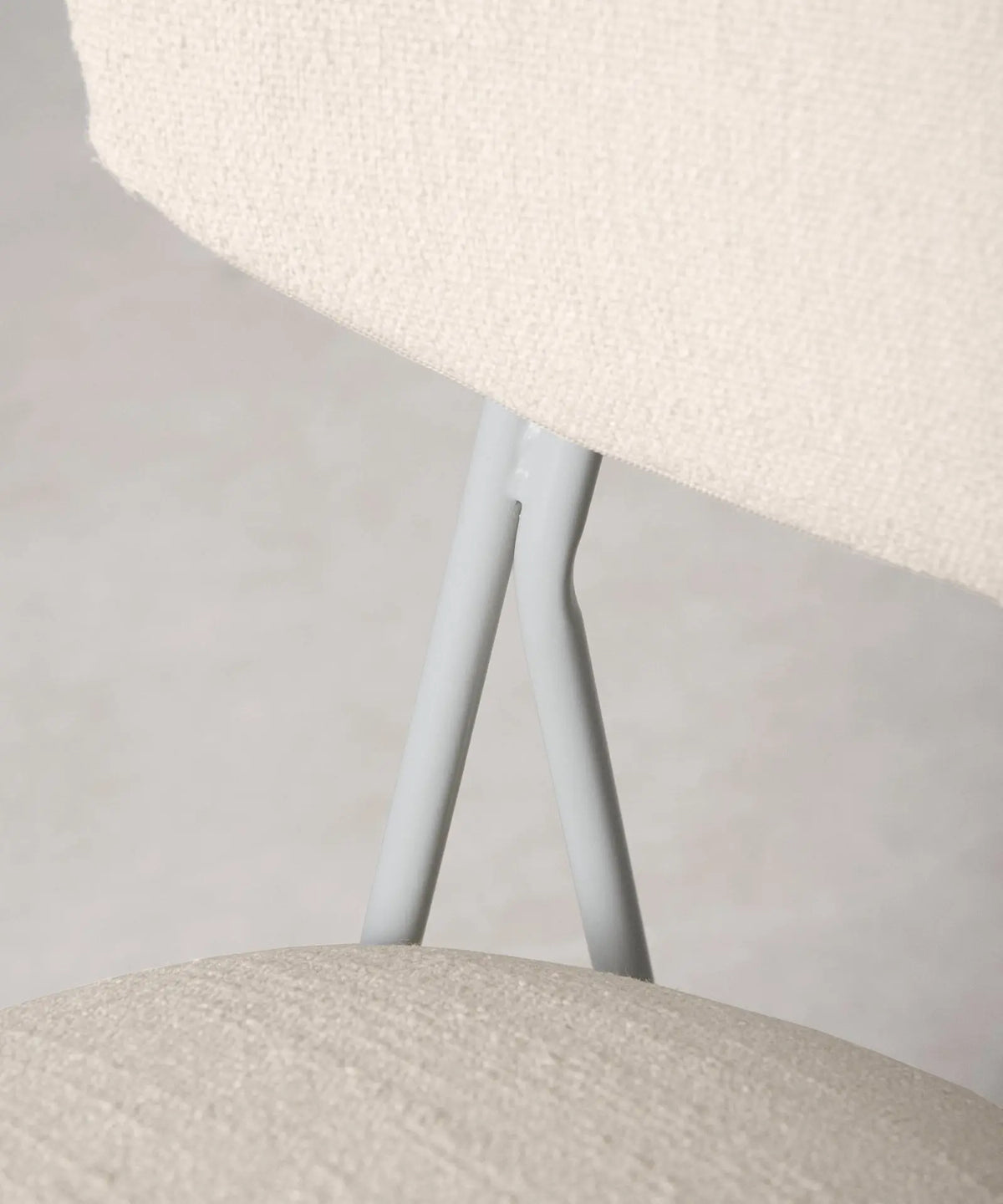 56625769611650 Silla de Comedor de Tela y metal Moritz Sillas tapizadas Northdeco