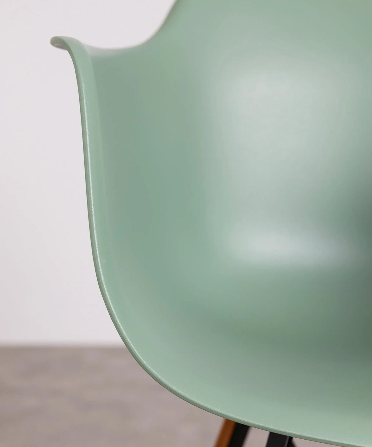 42033245094067 Silla Elon Arms Sillas de Plástico Northdeco