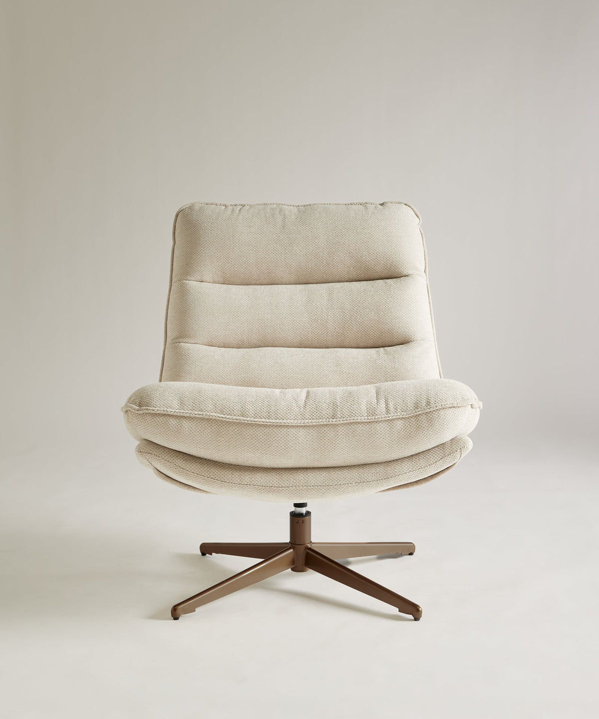 56695281811842 Sillón giratorio en tela Allie Sillones tapizados Northdeco