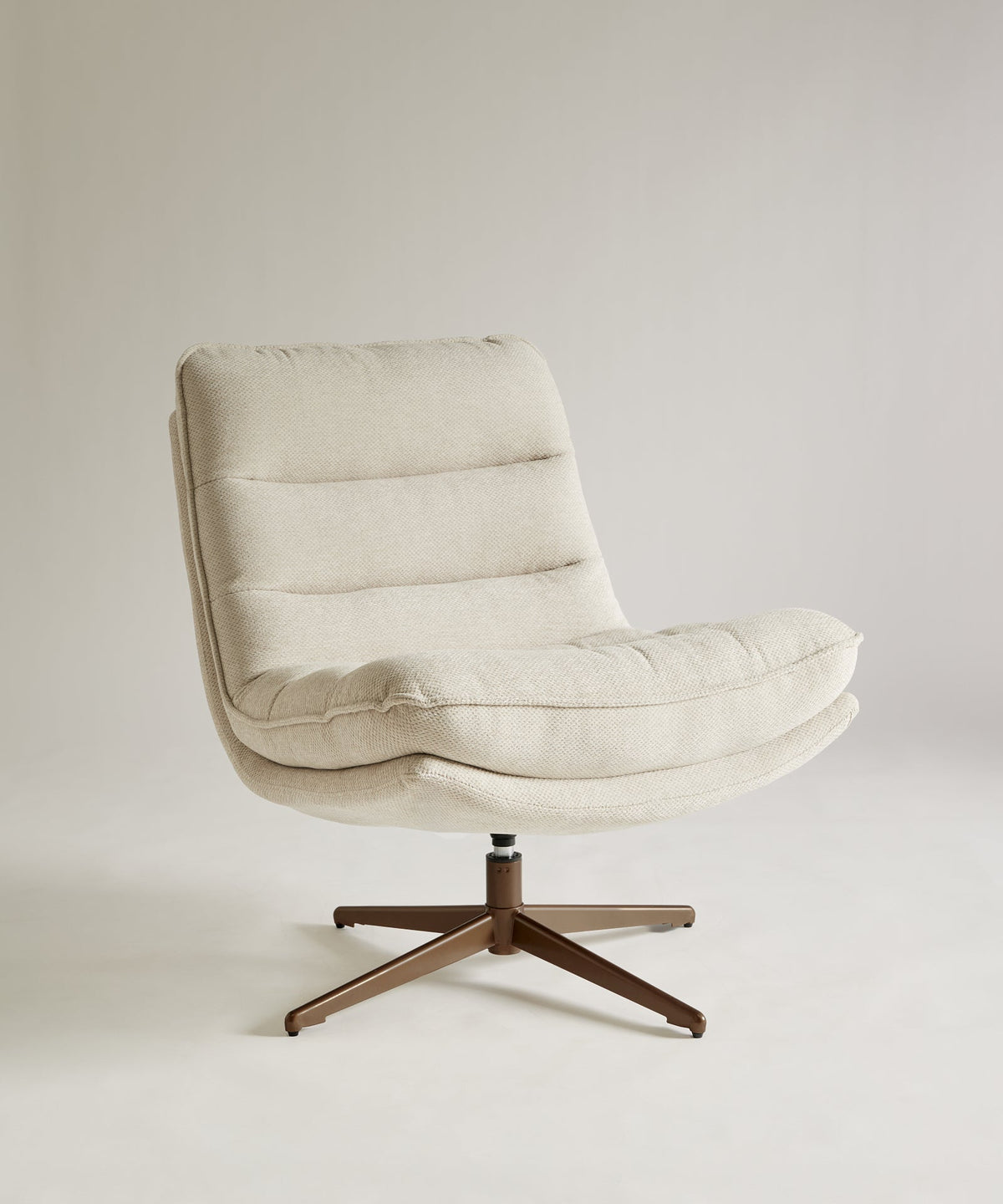 56695281811842 Sillón giratorio en tela Allie Sillones tapizados Northdeco