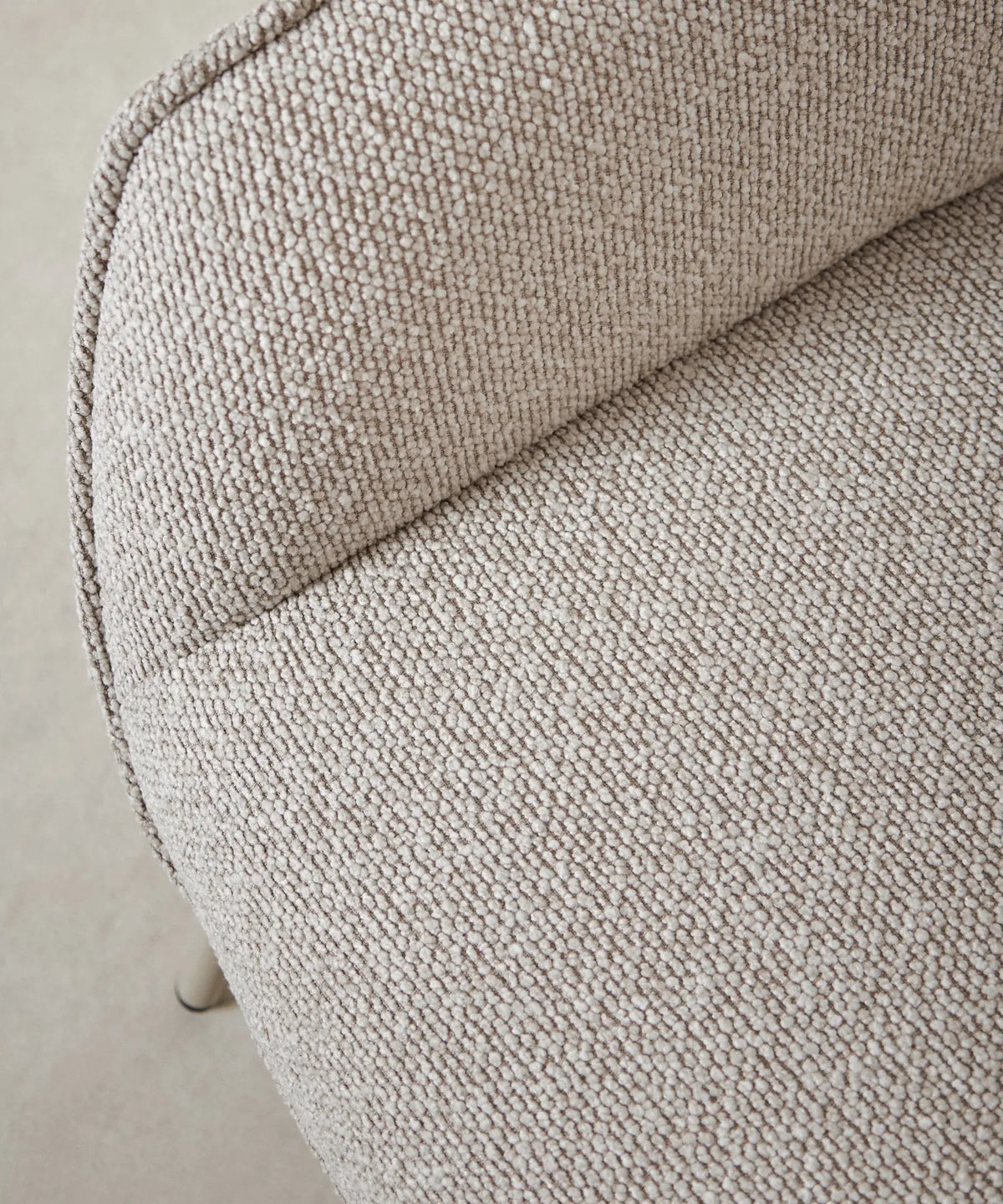55201009336706 Sillón tapizado en tela bouclé con Ottoman Elska Sillones tapizados Northdeco