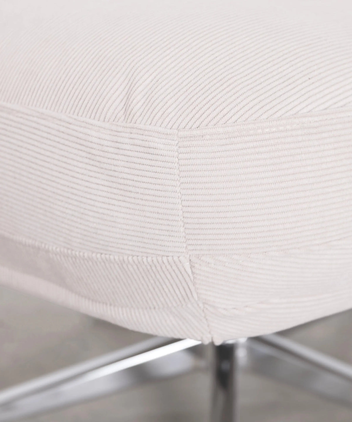 54941935796610 Sillón Orbit Sillones tapizados Northdeco