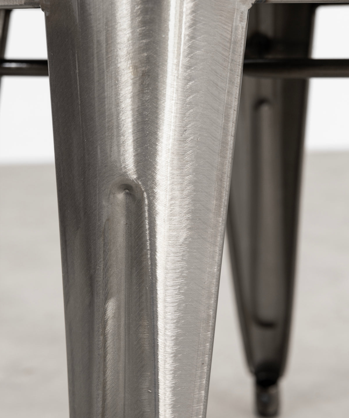 Taburete Bajo de Metal Tolik - Polished Edition Taburetes Northdeco
