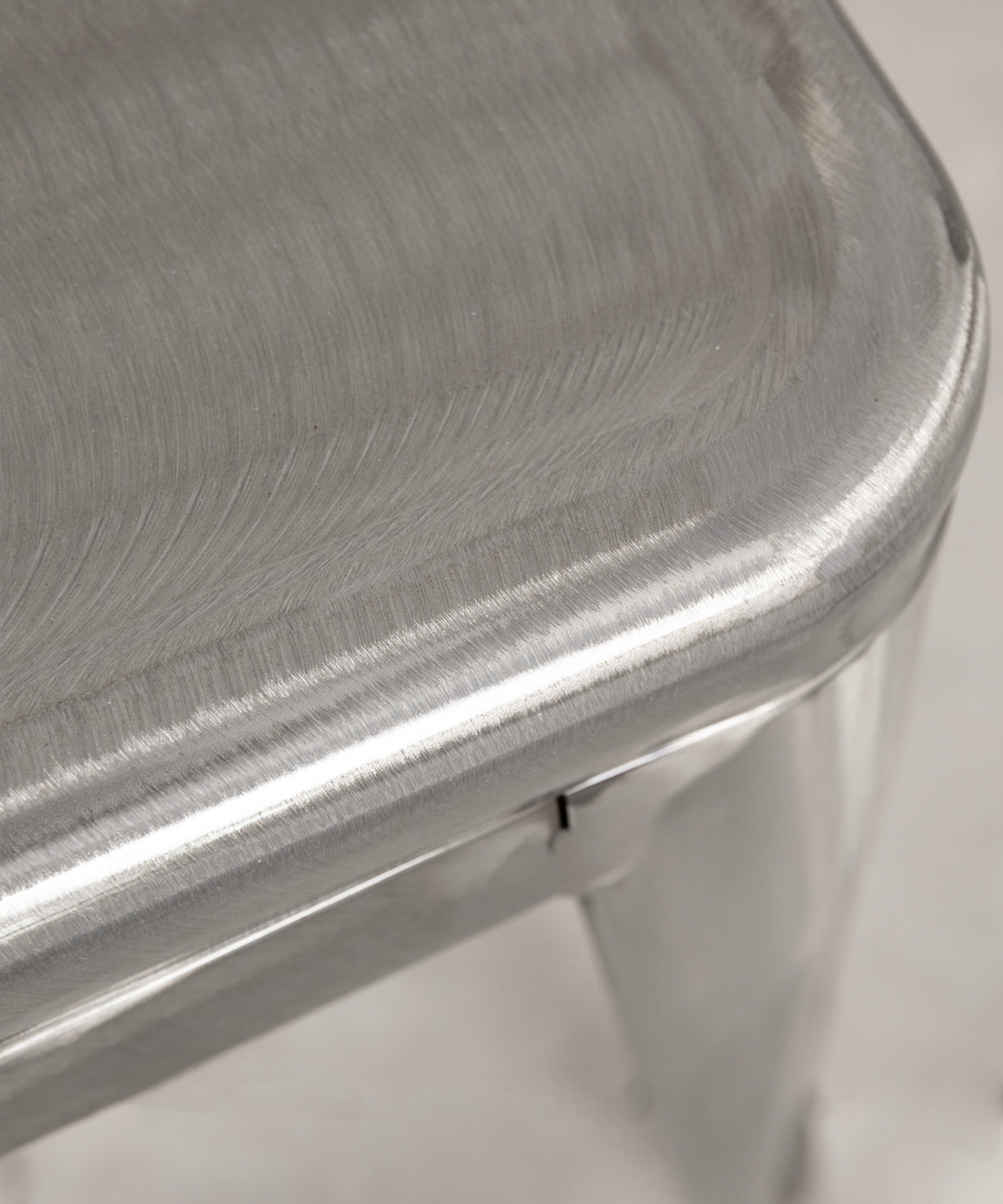 Taburete Bajo de Metal Tolik - Polished Edition Taburetes Northdeco